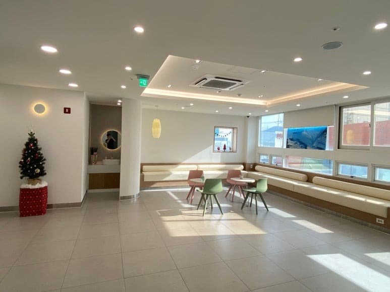 아산포유치과 로비